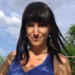 Susann Schneider Foto einer Person Hintergrund blau